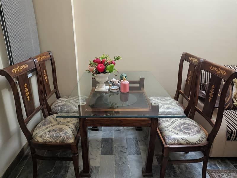 Dining Table Excellent condition 1