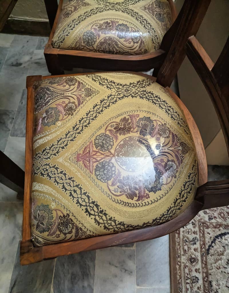 Dining Table Excellent condition 4