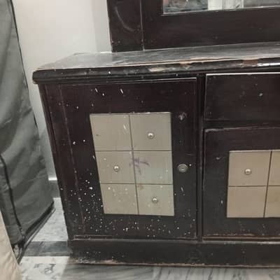 Medium size Showcase  bs jga kam. ha uski wja se sale kr ra hn