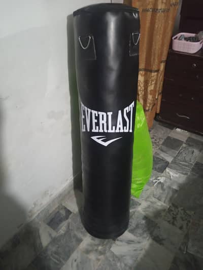 Brand new Everlast 4 feet filled punching bag with hanging steel chain