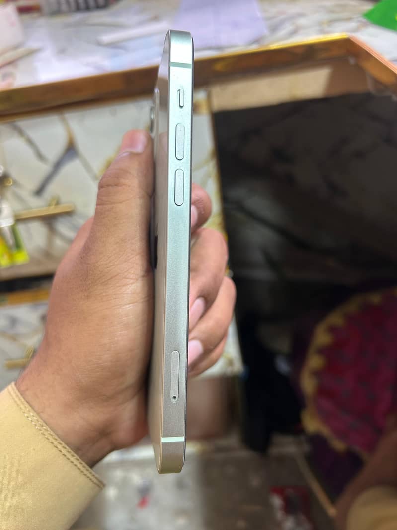 Apple iPhone 12 4