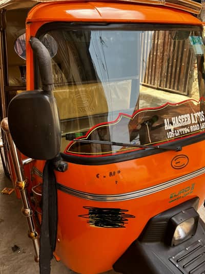 Auto riksha bilkul 10 by 10 condition ha