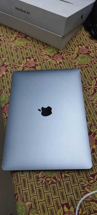 MacBook Air M1 (2020) – Excellent Condition (10/10)