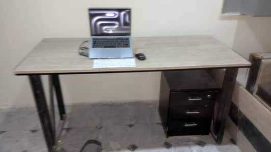 Laptop Table & 3 Drawers & Boss Chair