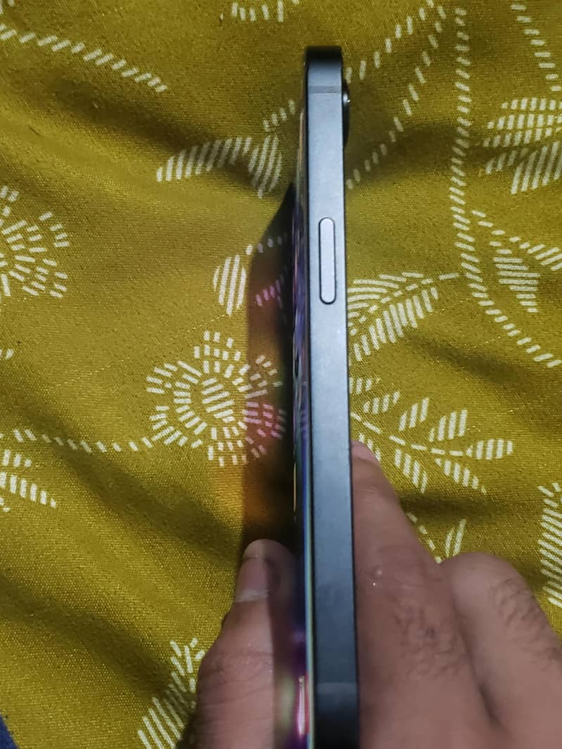 iphone 16e 3