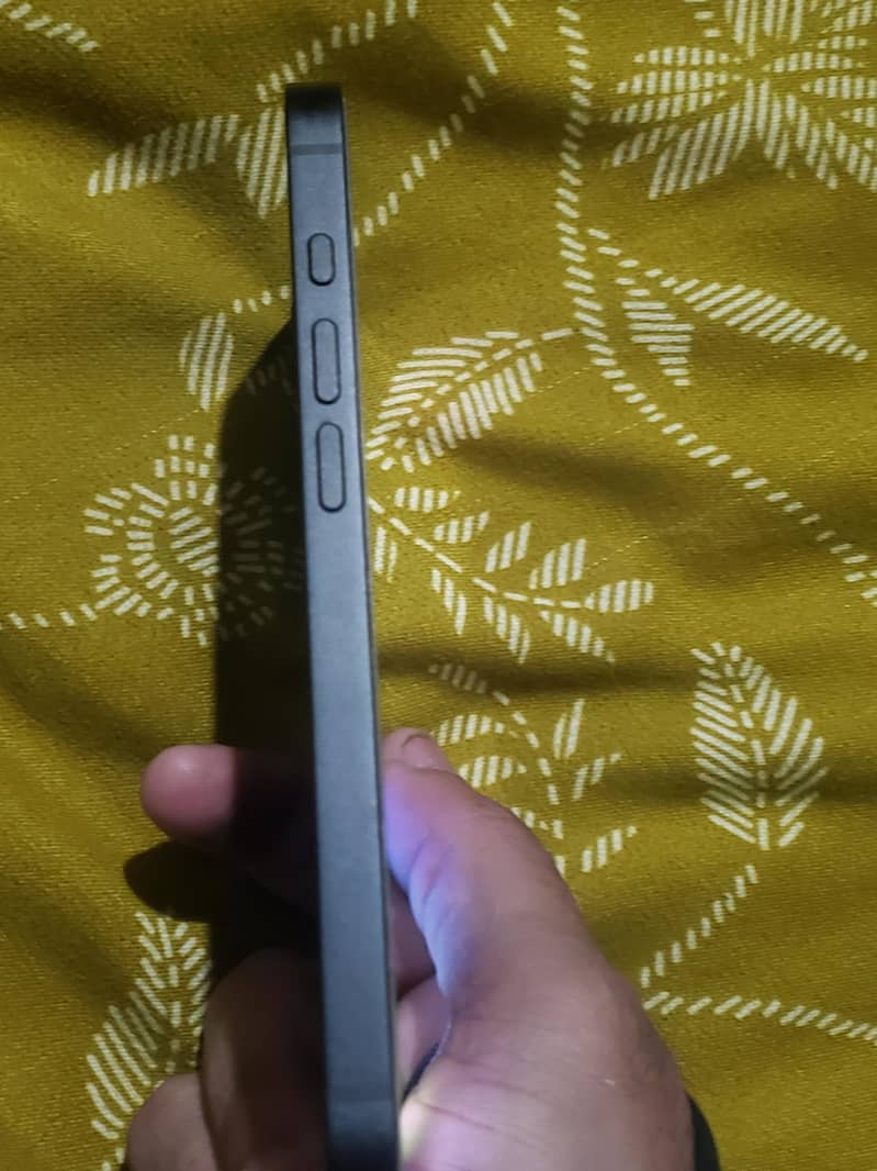 iphone 16e 4