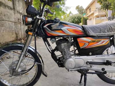 Honda 125 black 10/10 all ok no work isb num ha kisi be tra k km nhi
