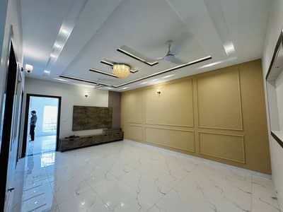 10 Marla Luxury House For Rent