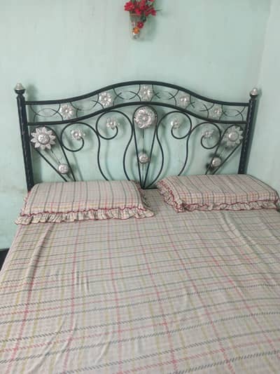 iron Queen size bed with matress