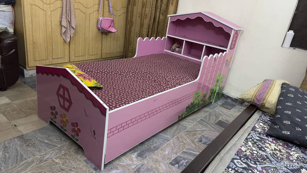 Bed in mint condition 0