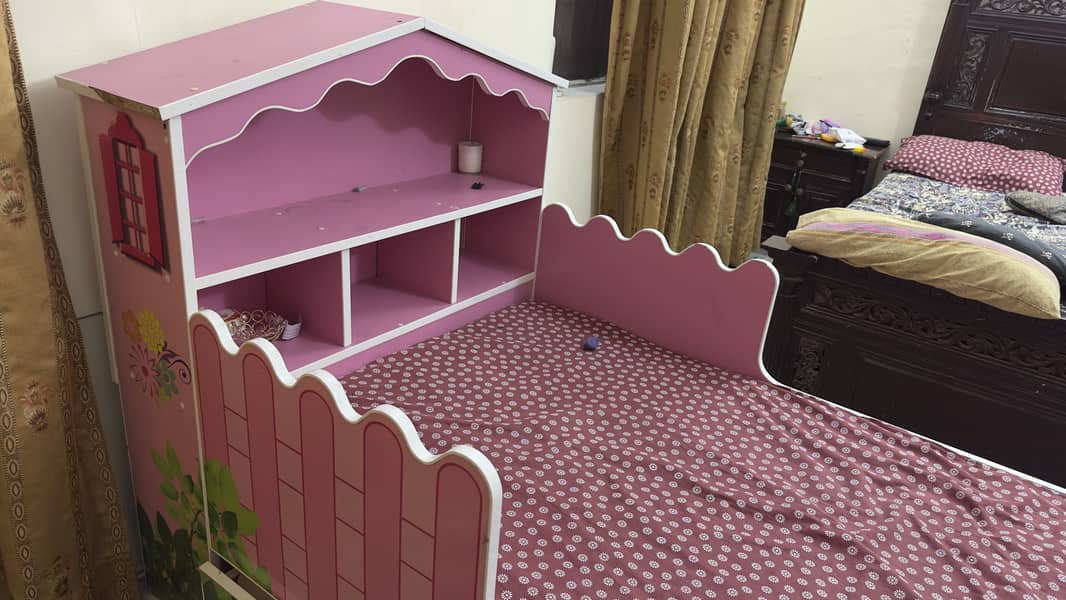 Bed in mint condition 4