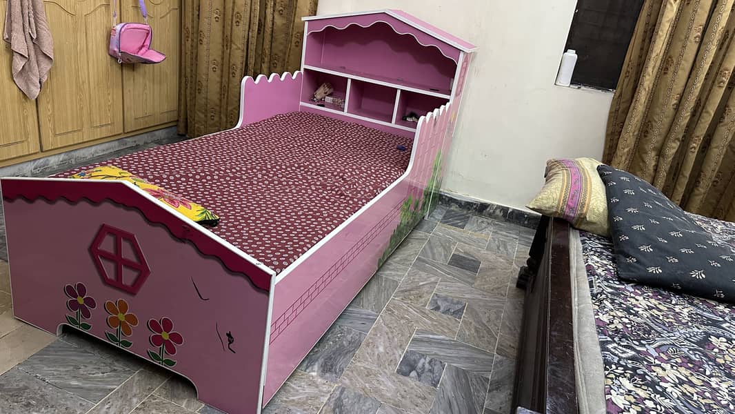 Bed in mint condition 6