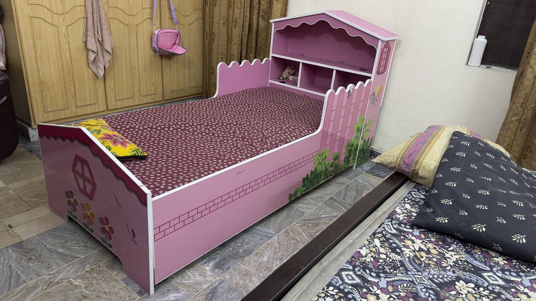 Bed in mint condition 7