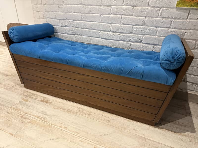 Settee 0