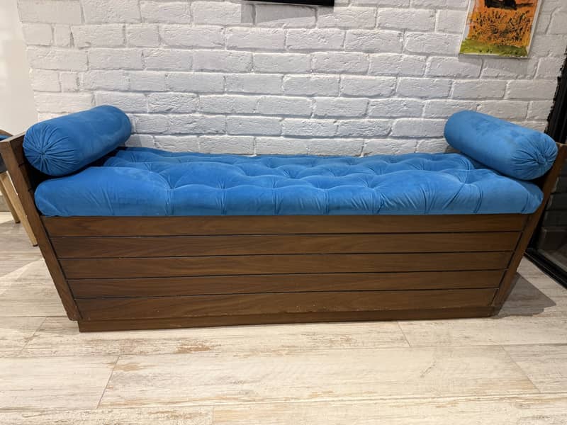 Settee 1