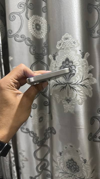 I em selling my cellphn 15 pro max narural taitanium colour