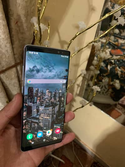 Note 8 In good condition 9/10 minor dot and Shade