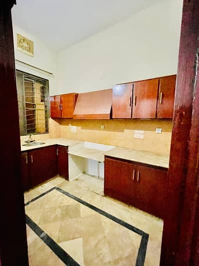 5 marla Lower Portion For Rent in Sabzazar Near to Market Fori Rabta keray