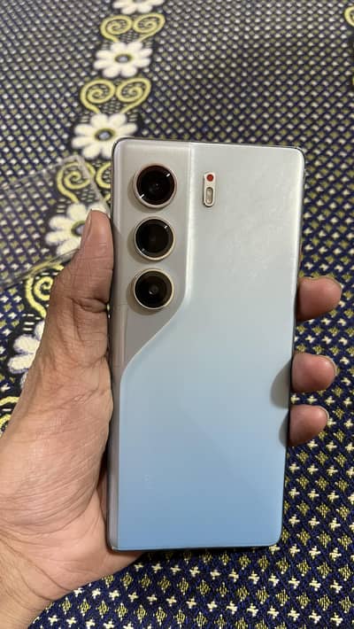 Tecno camon 40 pro 16/256 with box and original charger