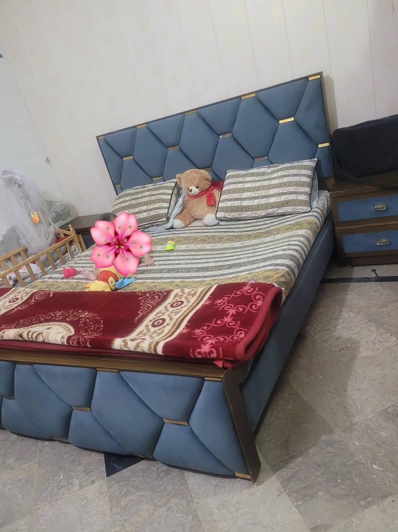 Queen bed with side tables dressing table 0