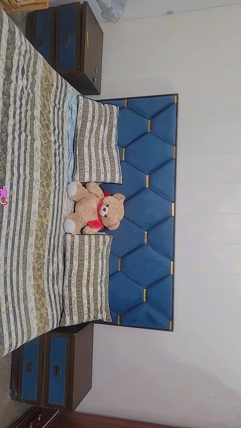 Queen bed with side tables dressing table 2