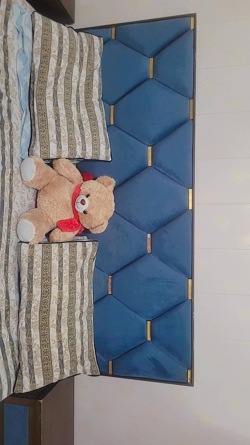 Queen bed with side tables dressing table 3