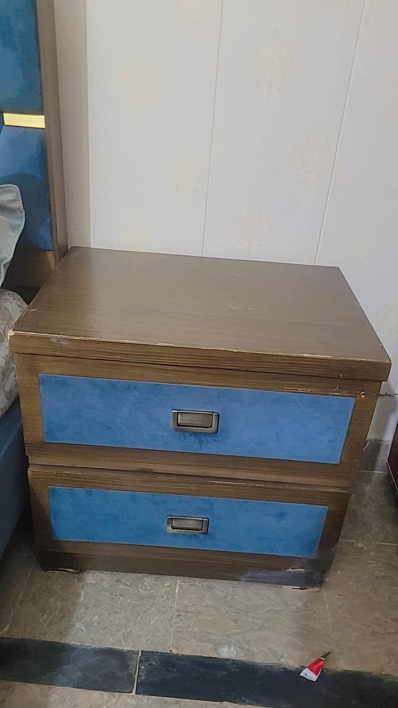 Queen bed with side tables dressing table 5