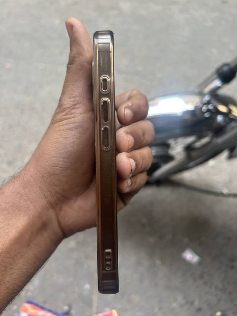 iPhone 16 pro 1