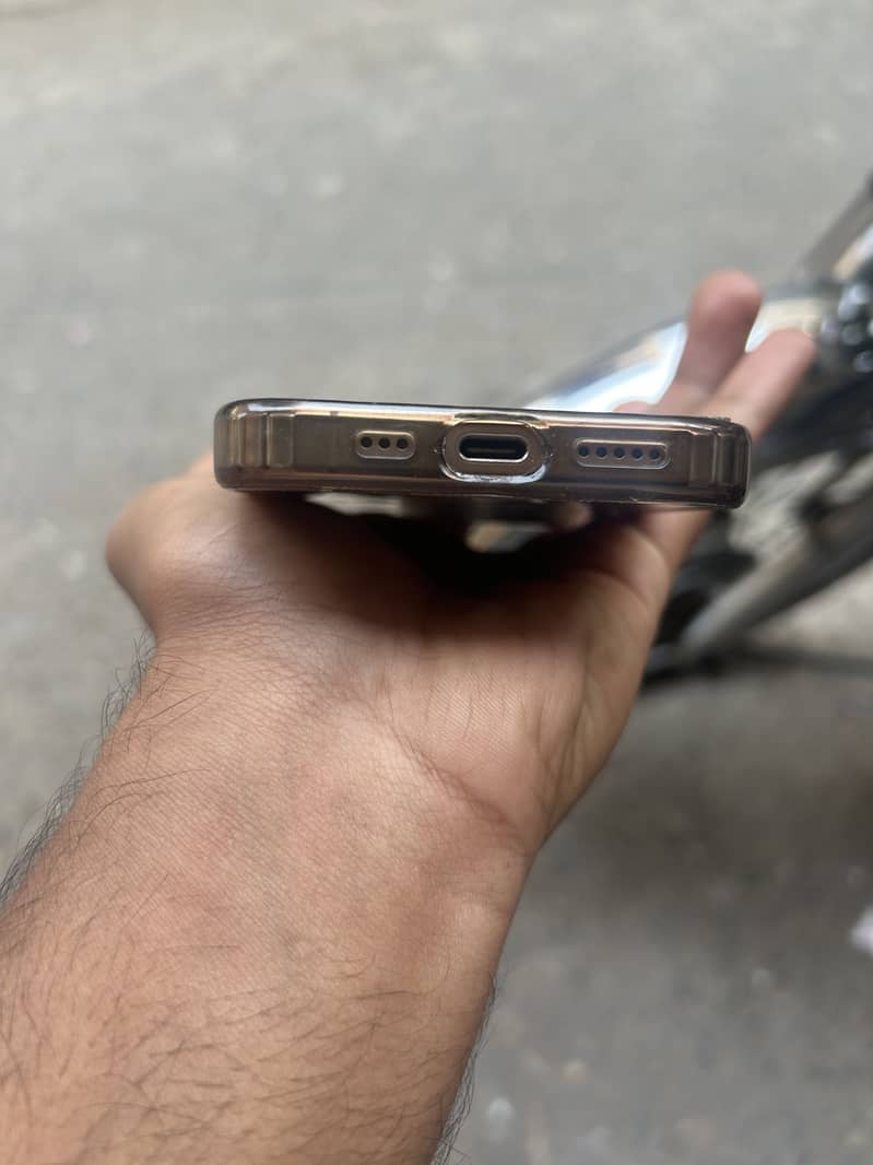 iPhone 16 pro 2