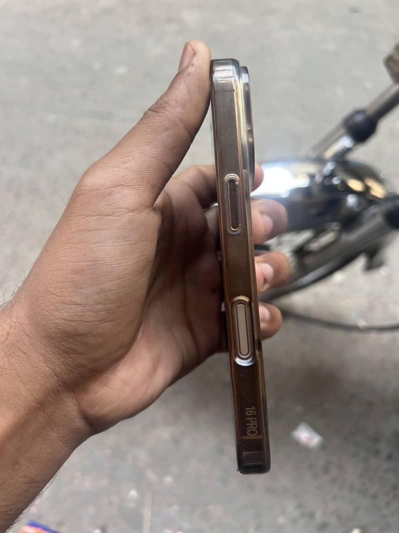 iPhone 16 pro 4