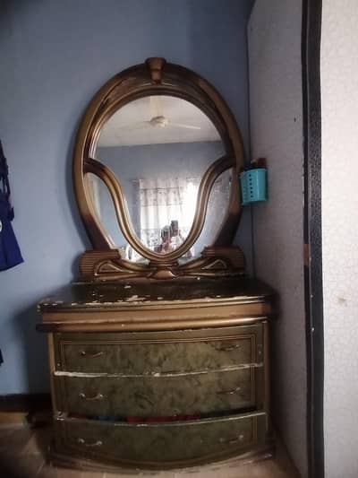 Stylish Dressing Table with Mirror – Used