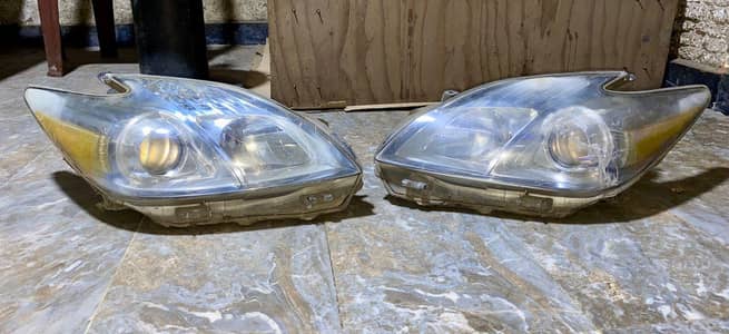 Toyota prius 1.8 headlights available