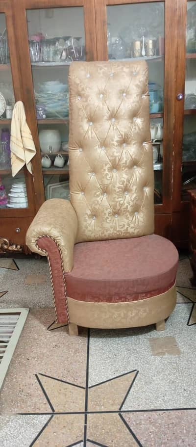 Sofa chairs with round table