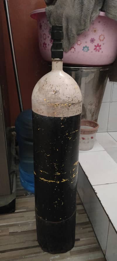 Oxygen Cylinder 7 liter , safety plate installed in bottom,