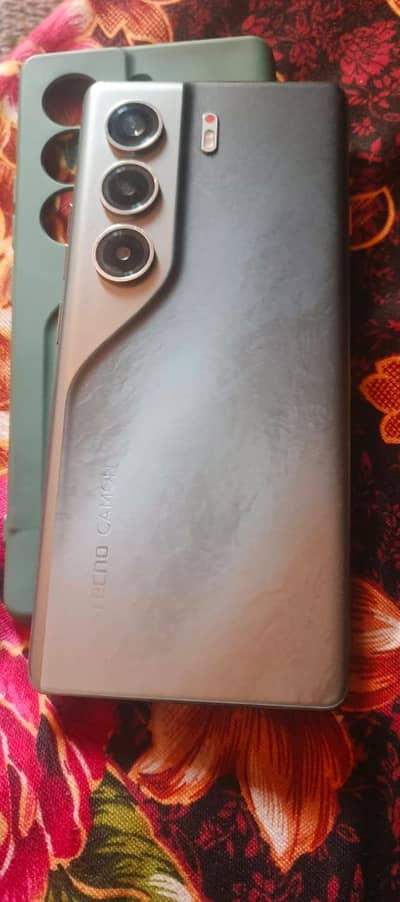 Techno common 40 pro conditions 10/10 battery health 99 with box cover