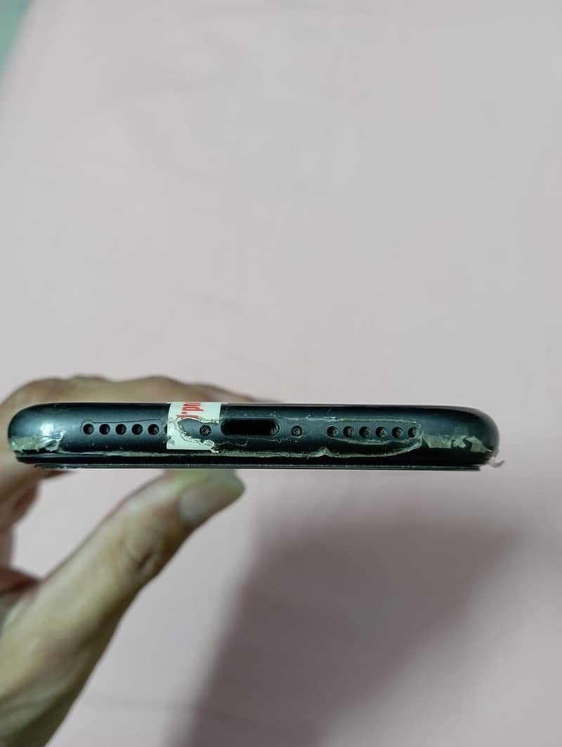 iPhone 11 4