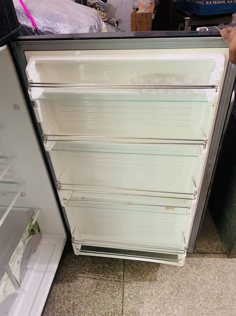 Full size fridge 0