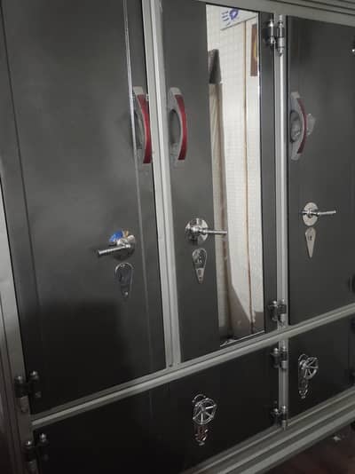 3 Door Iron Almirah with Mirror & Lockers – Excellent Condition