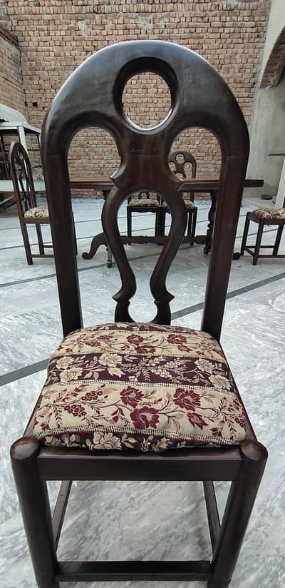 dining table + 6 chairs in best condition