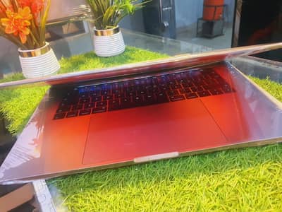 Macbook pro 2017 core i7 15.4 inch