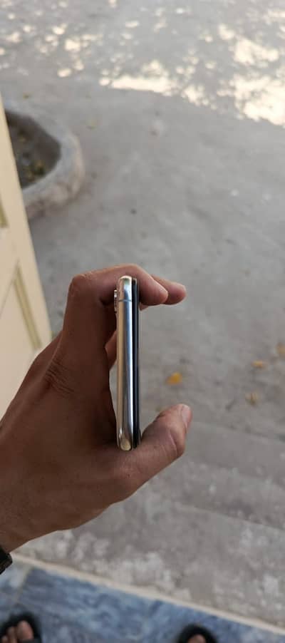 I phone xsmax 64 gb white colour