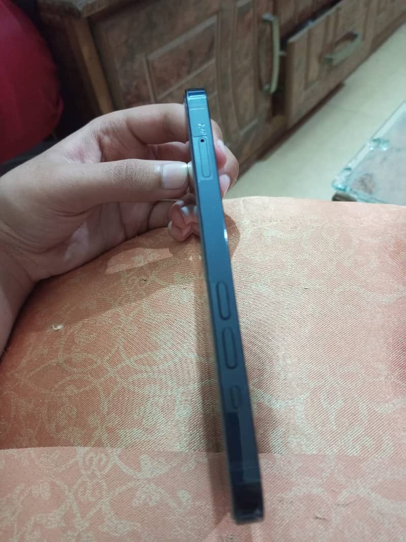 Apple iPhone 13 8