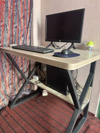 Desktop table for sale brand new zero use 3.5 ft