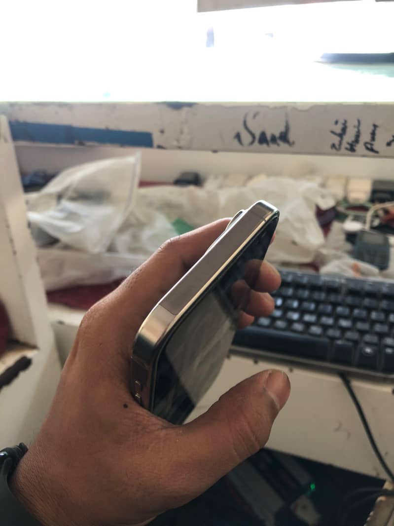 Iphone 16 pro max 3