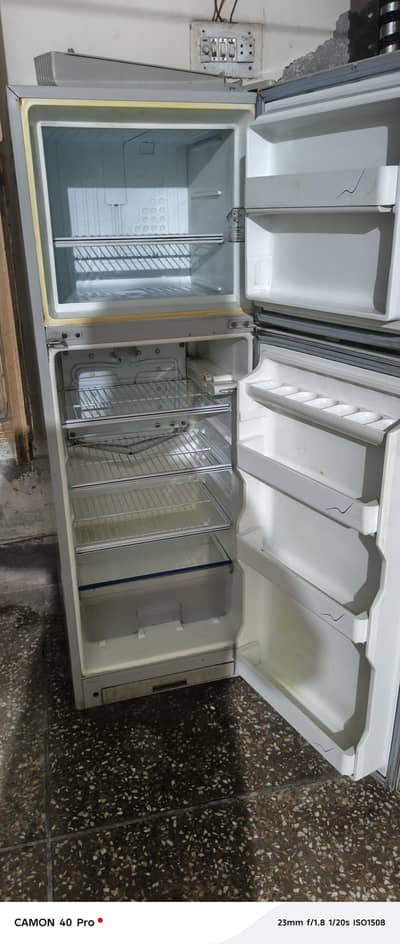 dawlance refrigerator 100% ok medium size