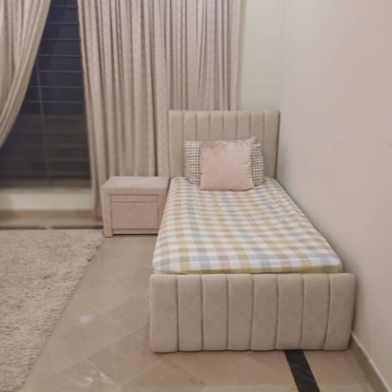 single bed with 1 side table 0