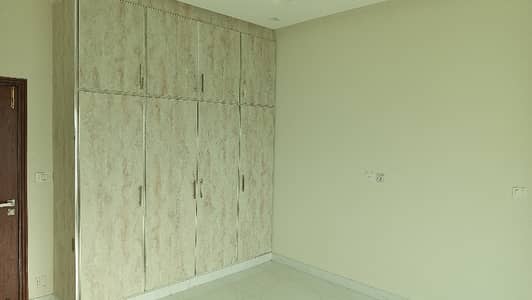 10 Marla Flat In Central Askari 10 - Sector S For Rent