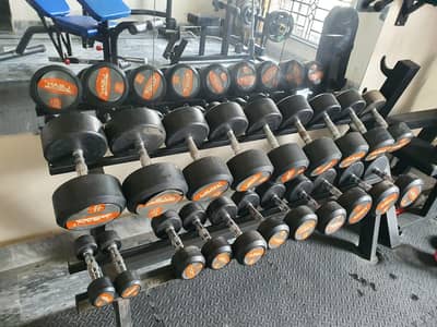 Dumbbells / Weight plates / Rowing/Pulling machine / Bench / Bars