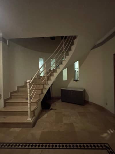 1 Kanal Facing Park Beautiful House Available For Sale