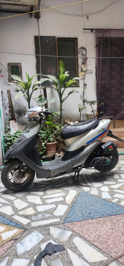 Honda Dio 2 stroke fuel scooty
